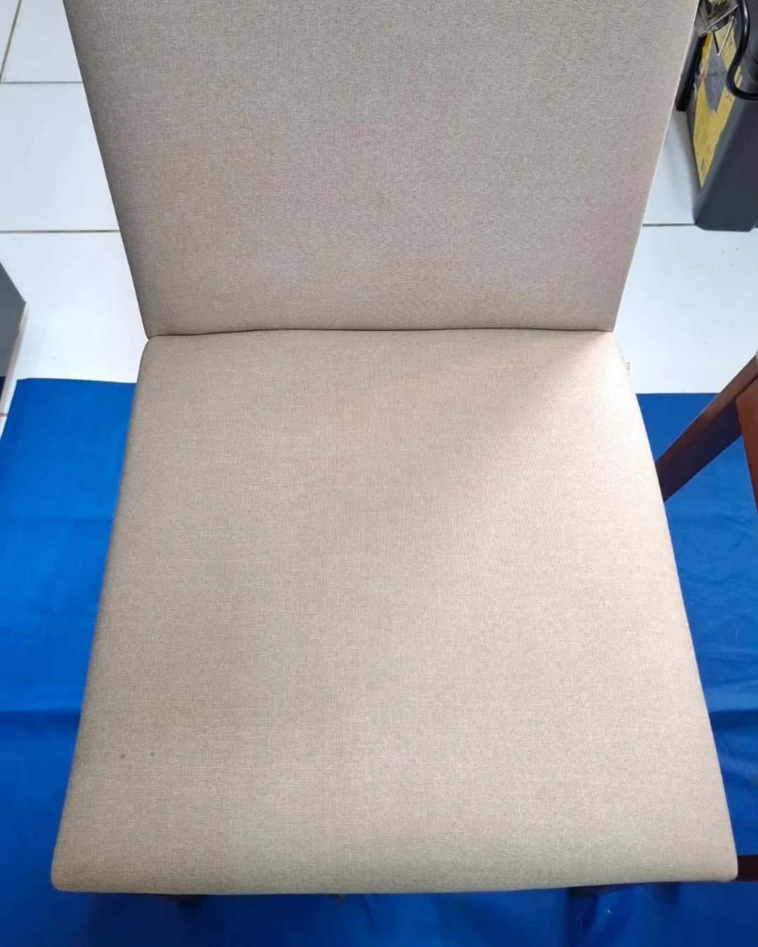 Cadeira com estofado limpo, sem manchas, após a limpeza