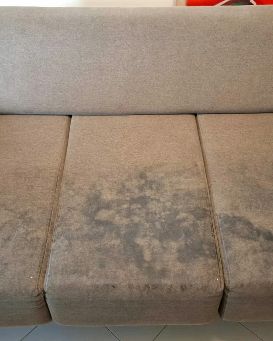 Estofado de sofá com sujeira visível e manchas antes do serviço de limpeza a seco