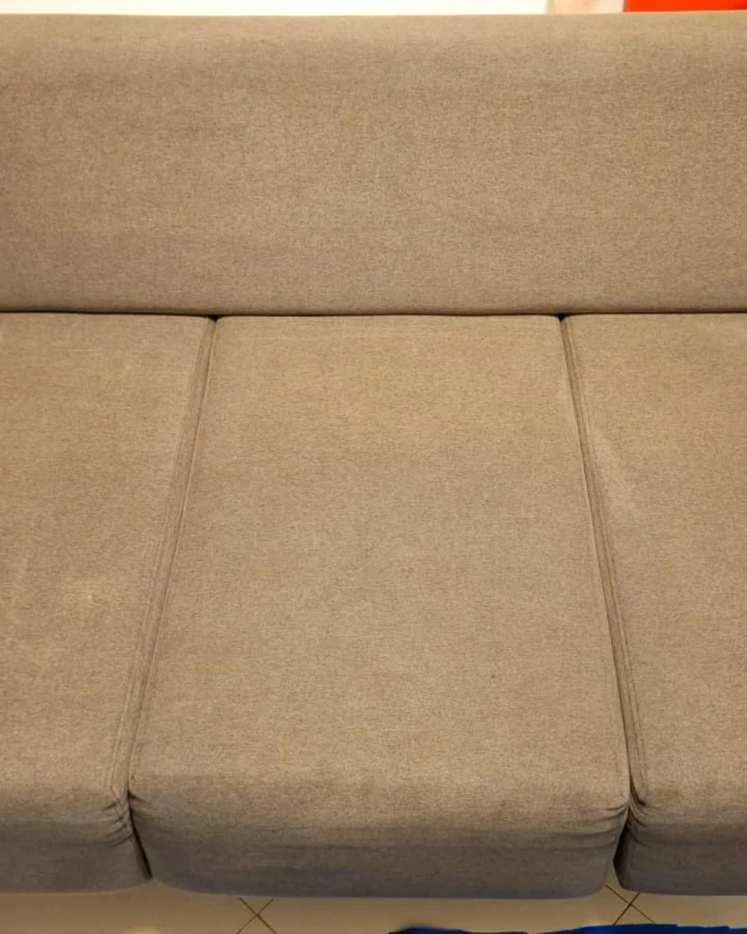 Sofá com tecido renovado e limpo após a higienização de estofados