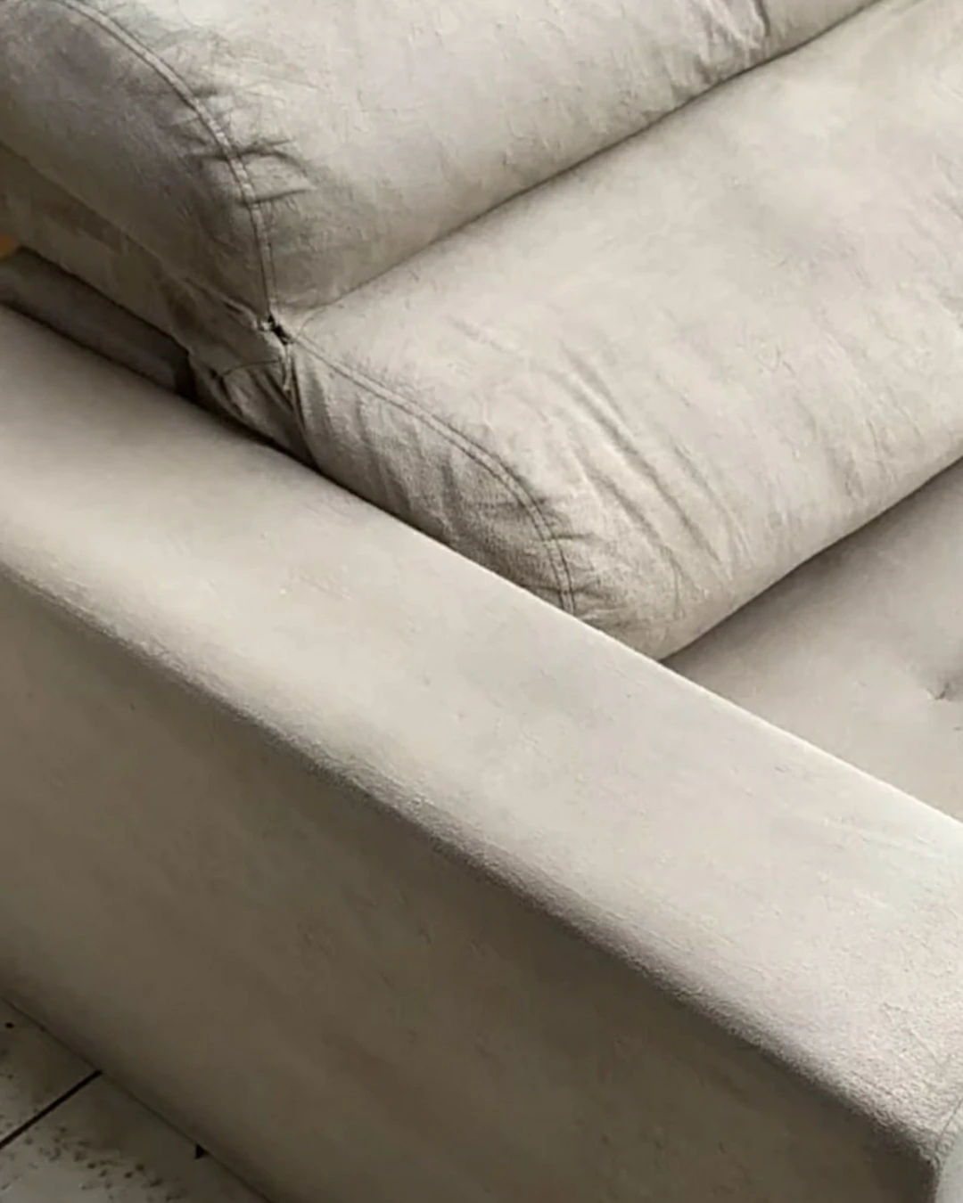 Sofá com tecido claro limpo e aparência renovada após a lavagem