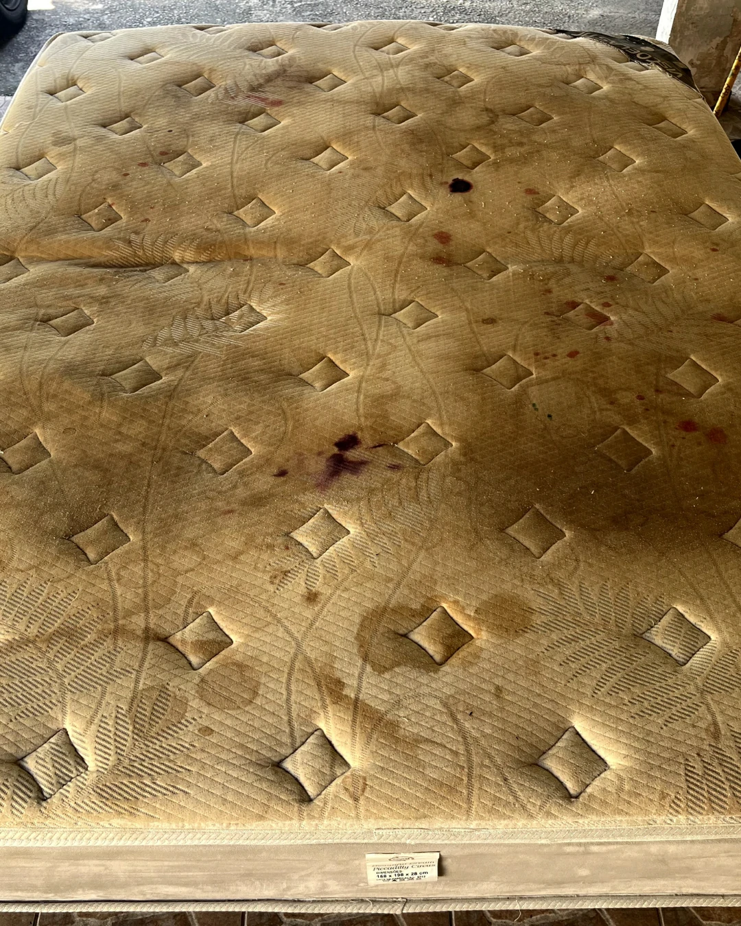 Colchão com manchas e sujeira acumulada antes da higienização